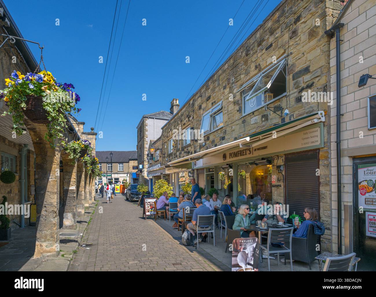 Shops and Pomfrets Restaurant on the Shambles, Wetherby, West Yorkshire, Inghilterra, Regno Unito Foto Stock