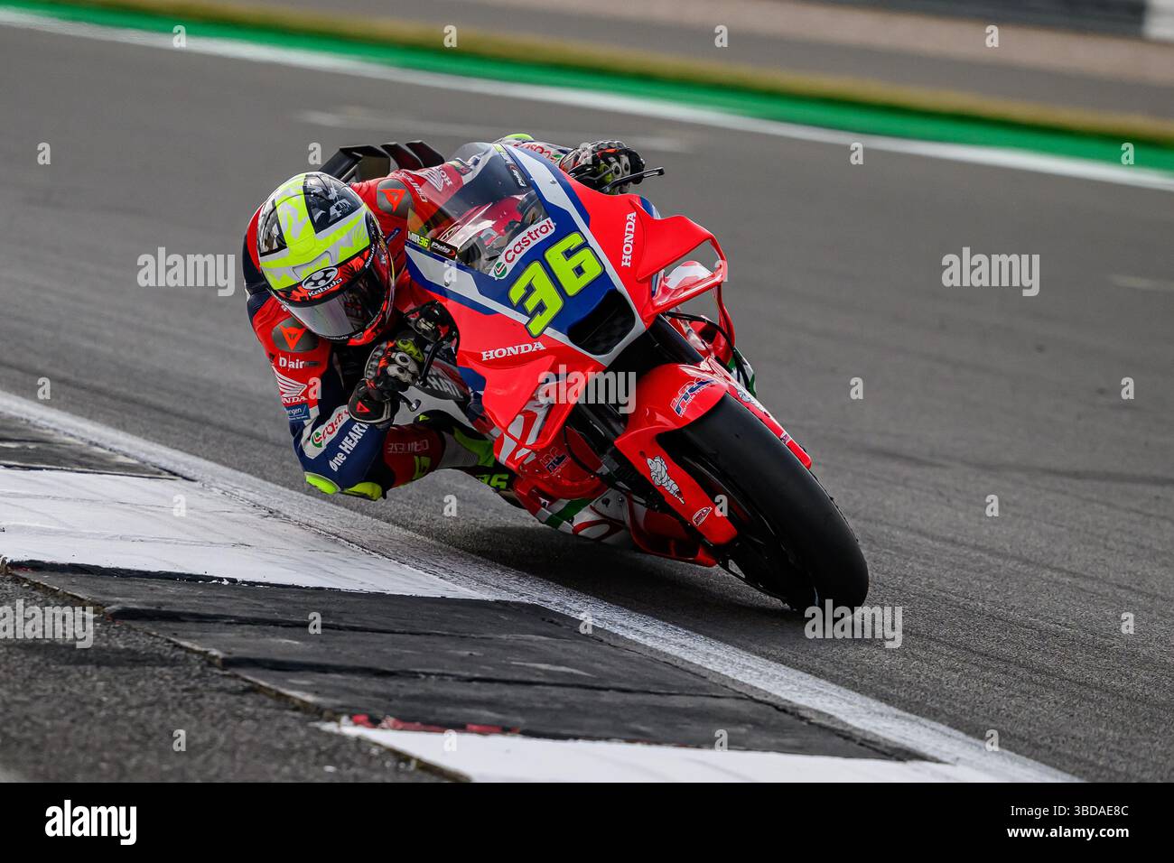 TOWCESTER, REGNO UNITO. 23 maggio: Joan Mir (#jm36, Spagna) della Honda HRC Castrol nelle prove libere di venerdì durante il Gran Premio di Tissot del Regno Unito 2025 sul circuito di Silverstone venerdì 23 maggio 2025 a TOWCESTER, INGHILTERRA. Crediti: Taka G Wu/Alamy Live News Foto Stock