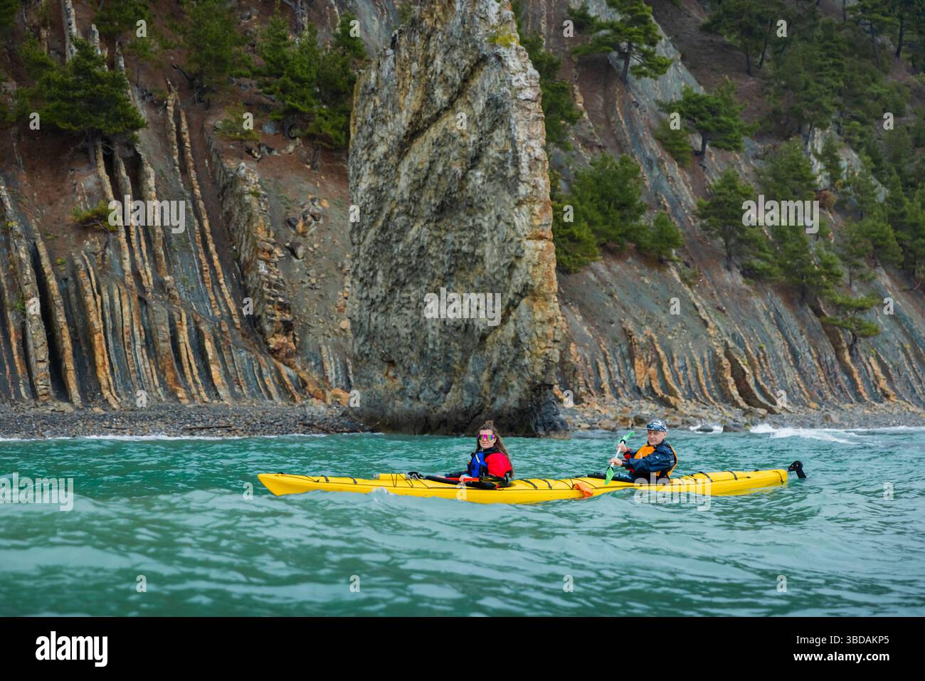 Dubrovnik, Croazia - 12 maggio 2025. Kayak in tandem lungo la costa in caso di pioggia Foto Stock