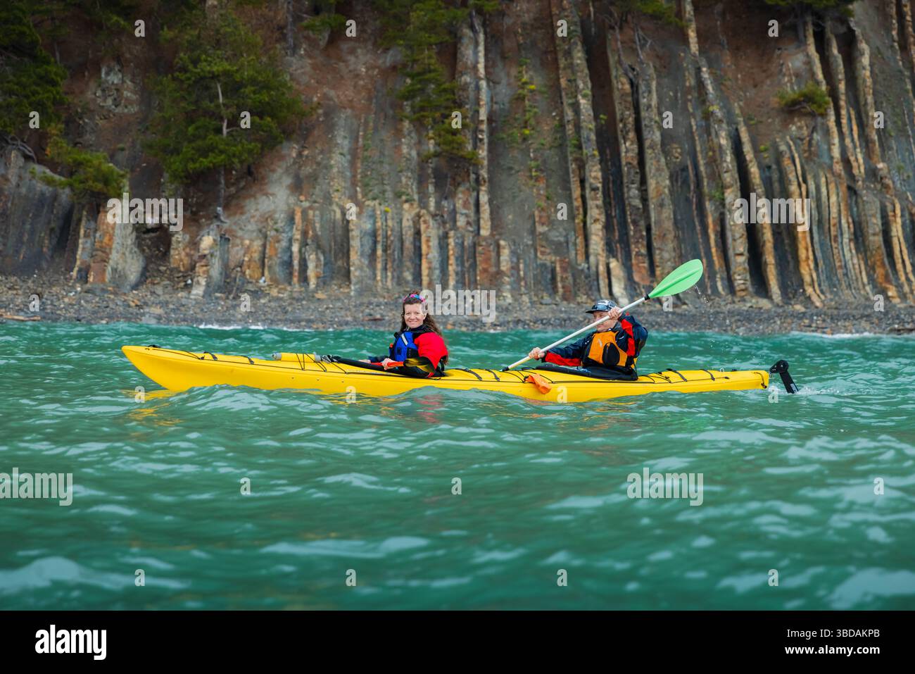 Dubrovnik, Croazia - 12 maggio 2025. Kayak in tandem lungo la costa in caso di pioggia Foto Stock