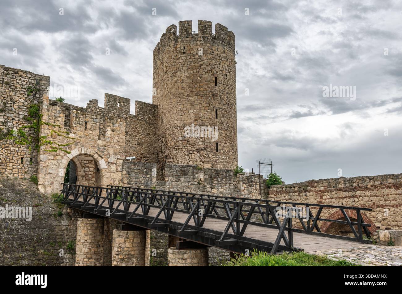 L'iconica porta Zindan, una delle porte del complesso della fortezza di Belgrado a Belgrado, in Serbia. Foto Stock