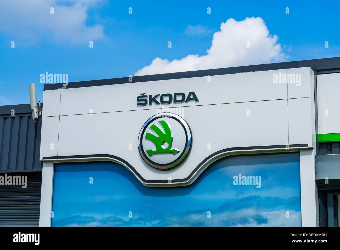 Mercoledì, Regno Unito - 23 maggio 2025: Segnaletica esterna della società automobilistica ceca Skoda, ora di proprietà di VW, presso un concessionario con sede nel Regno Unito Foto Stock