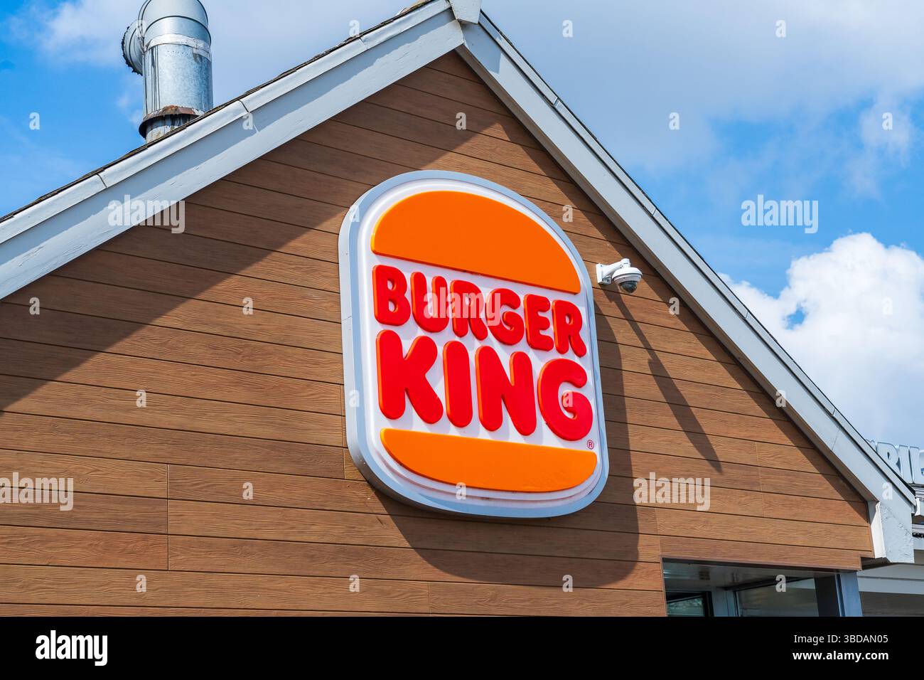 Mercoledì, Regno Unito - 23 maggio 2025: Cartellonistica esterna del fast food americano Burger King, nel Regno Unito Foto Stock