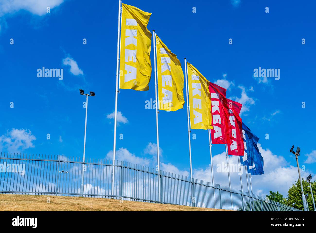 Wednesday, UK - 23 maggio 2025: Bandiere d'ingresso di mobili e articoli per la casa, Ikea, una società fondata in Svezia, nel Regno Unito Foto Stock