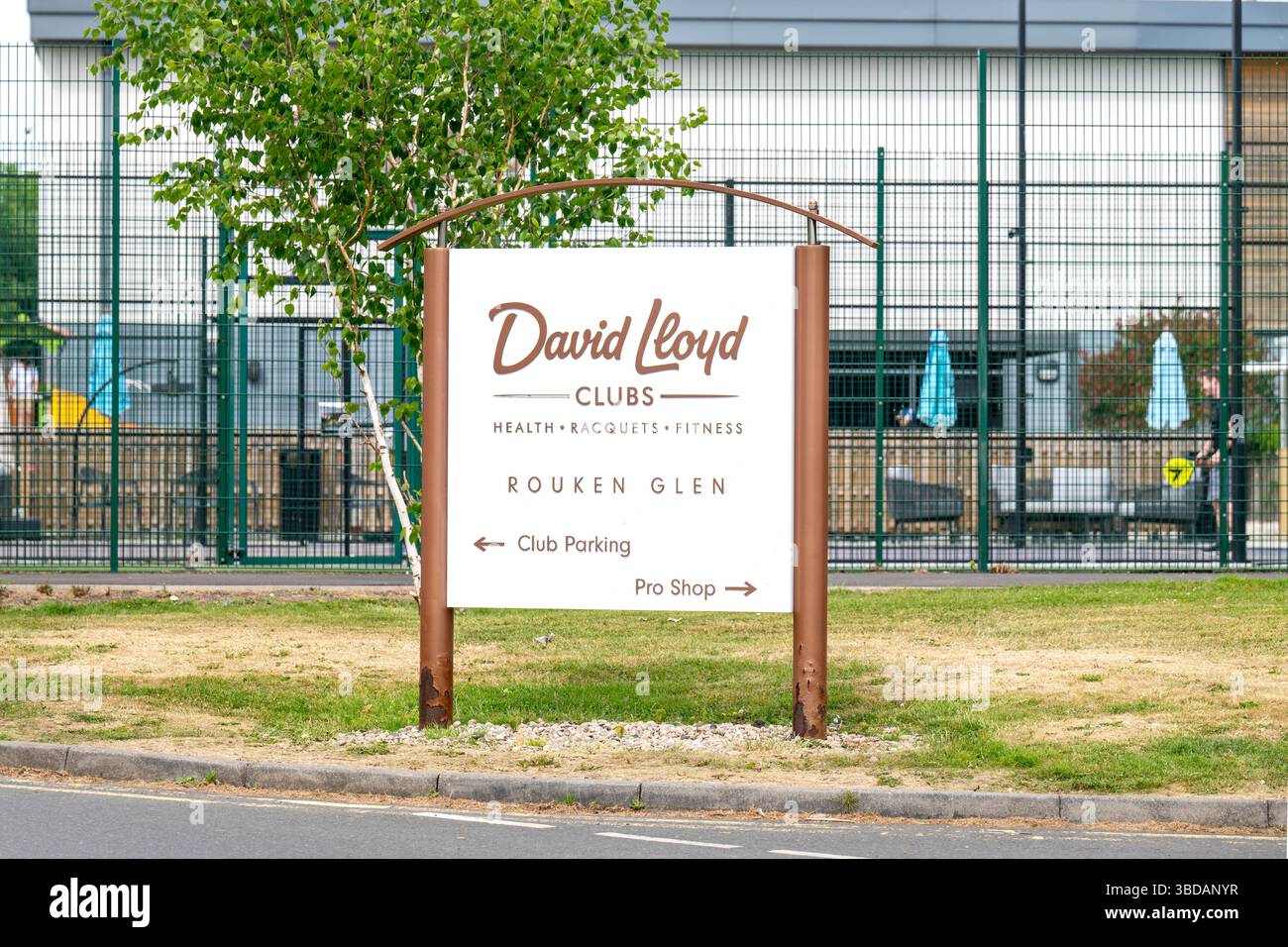 Il David Lloyd Rouken Glen Health Club e l'adiacente campo da golf Rouken Glen nel lato sud di Glasgow, in una brillante giornata estiva Foto Stock