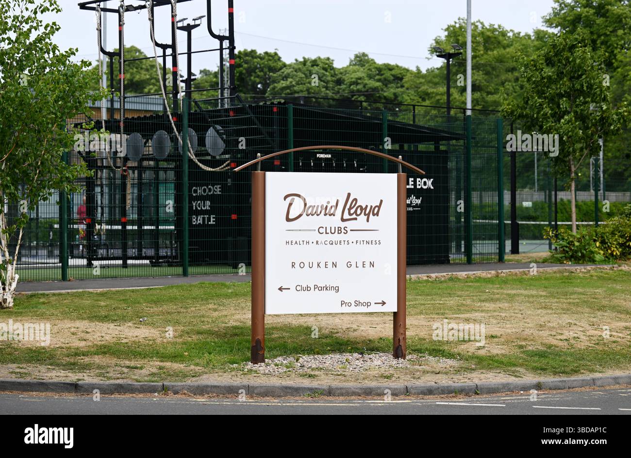 Il David Lloyd Rouken Glen Health Club e l'adiacente campo da golf Rouken Glen nel lato sud di Glasgow, in una brillante giornata estiva Foto Stock
