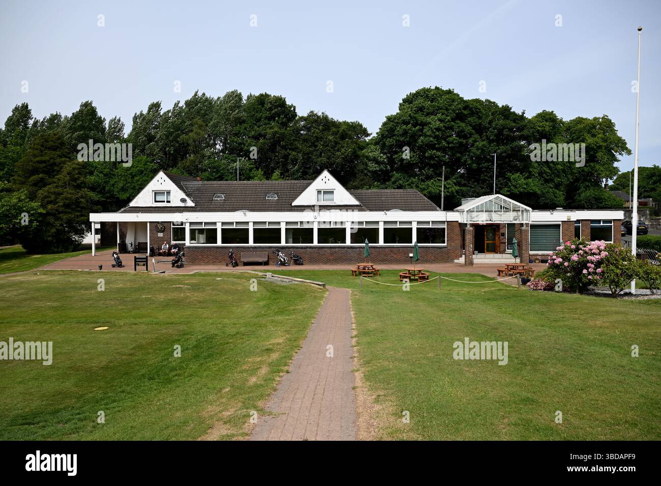 Cowglen Golf Club Clubhouse, Glasgow, Scozia, in una soleggiata mattinata d'estate Foto Stock