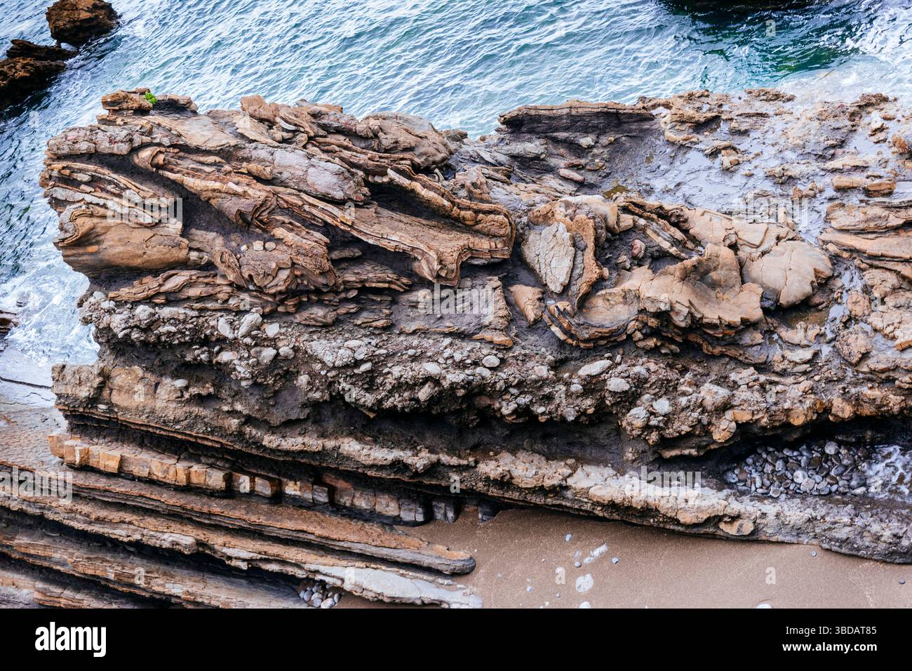 Gli strati si piegano. La costa basca è frastagliata nelle vicinanze di Bermeo, Vizcaya, País Vasco, Spagna, Europa Foto Stock