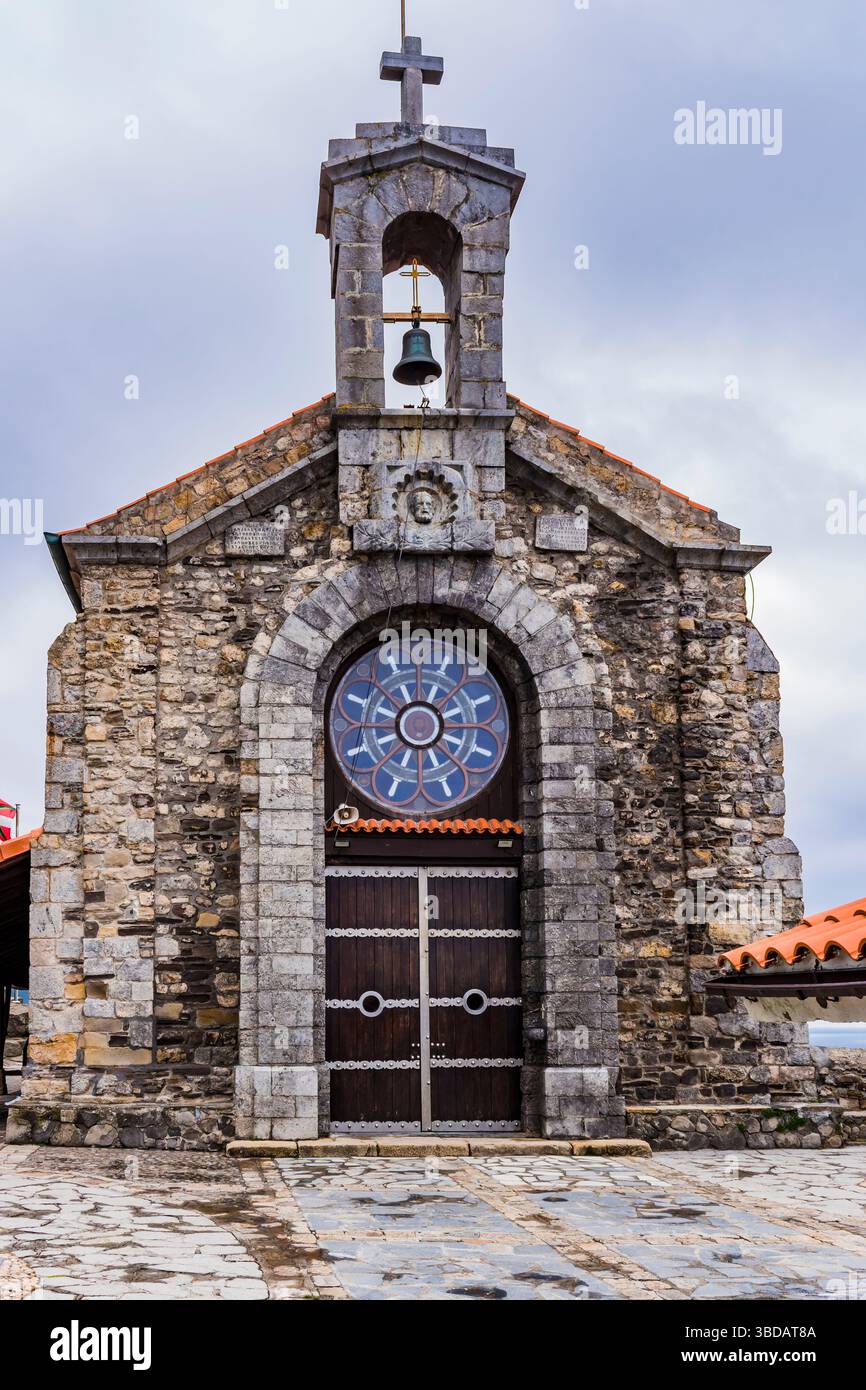 Eremo in cima al Gaztelugatxe consacrato a San Giovanni Battista. Bermeo, Vizcaya, País Vasco, Spagna, Europa Foto Stock