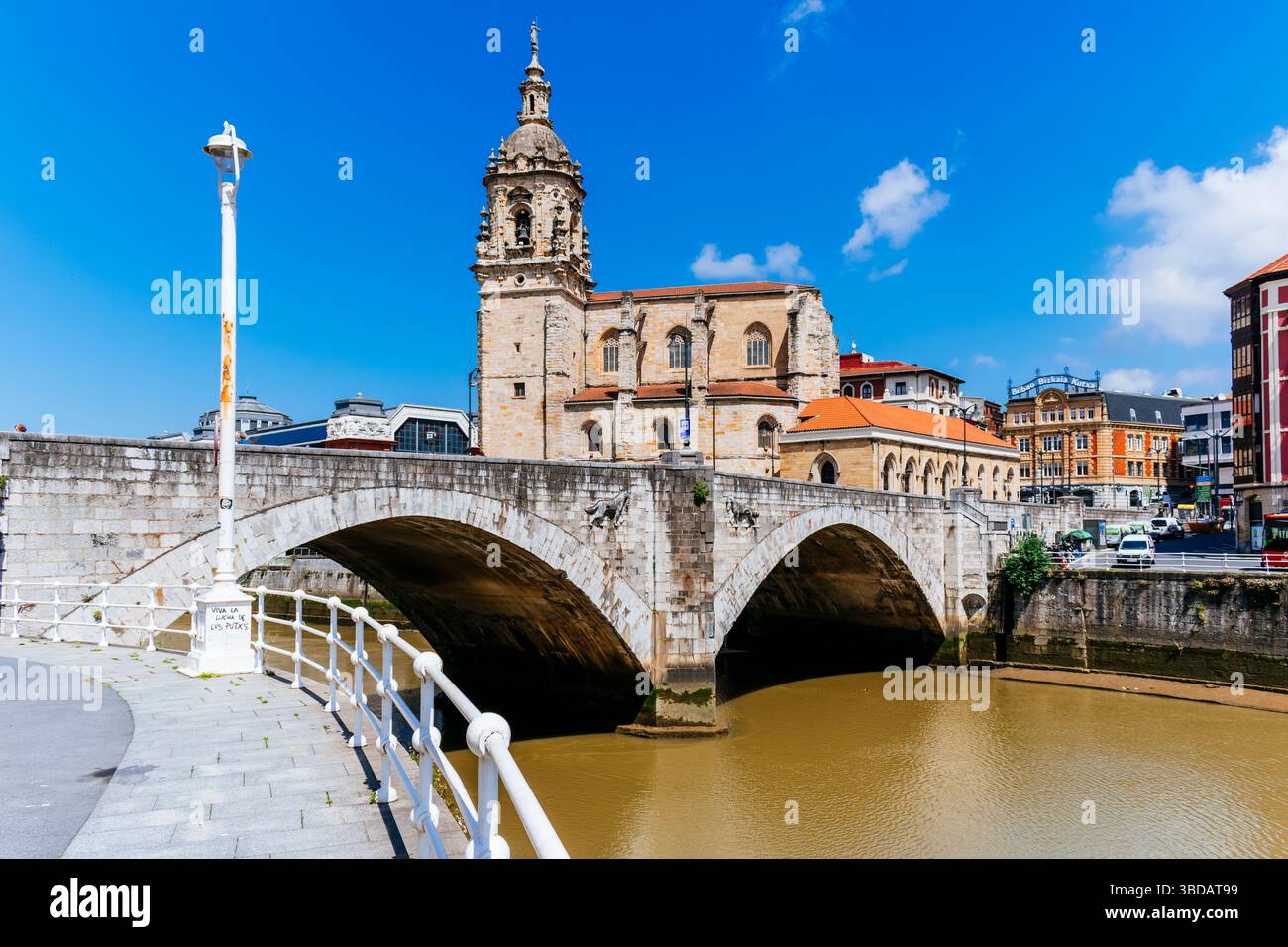 Ponte di San Antón e Chiesa di San Antón. Il ponte San Antón è un ponte ad arco situato a Bilbao. Si estende sull'estuario di Bilbao, collegando i quartieri Foto Stock