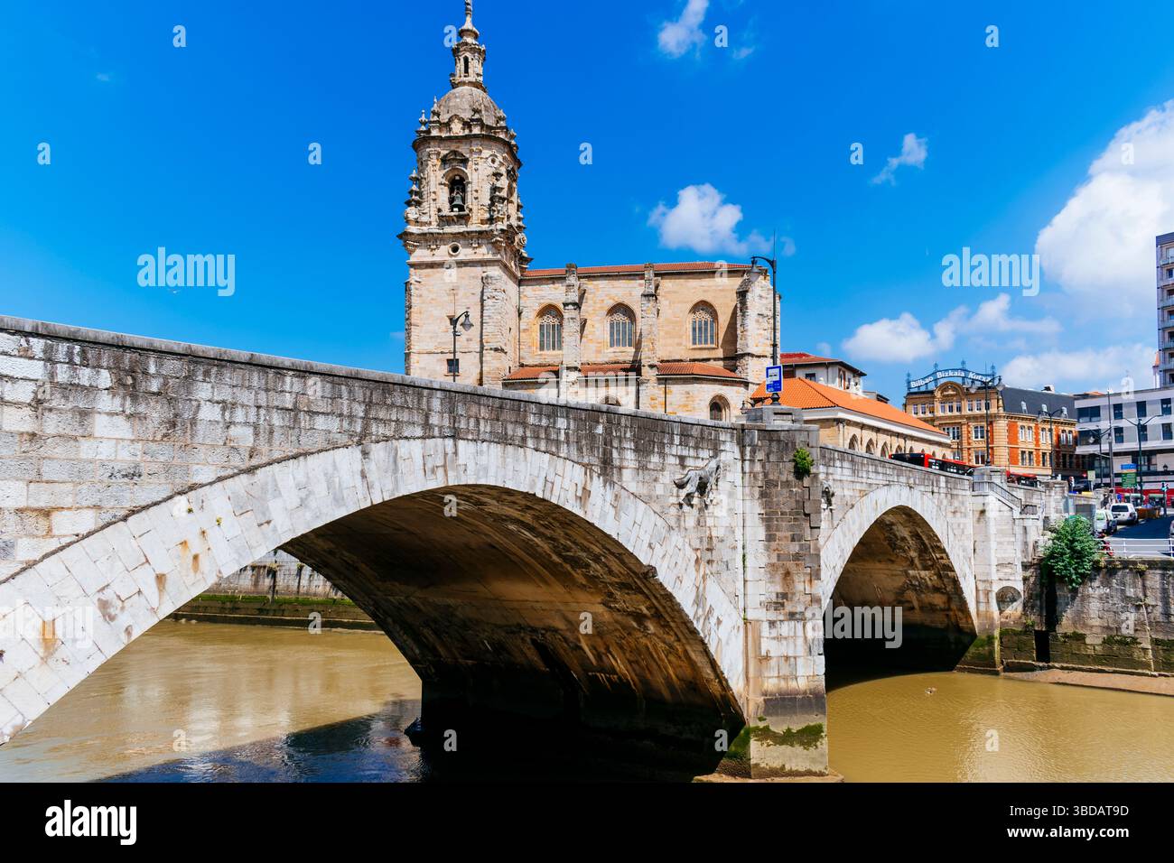 Ponte di San Antón e Chiesa di San Antón. Il ponte San Antón è un ponte ad arco situato a Bilbao. Si estende sull'estuario di Bilbao, collegando i quartieri Foto Stock