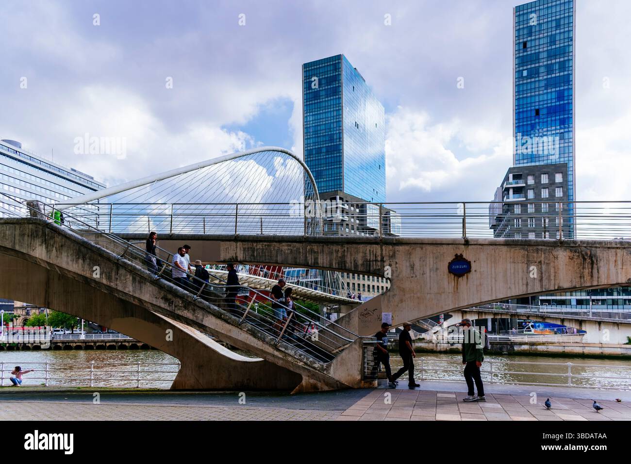 Il Ponte Zubizuri, progettato dall'architetto Santiago Calatrava e sullo sfondo la porta Isozaki Atea, progettata dall'architetto giapponese Ara Foto Stock