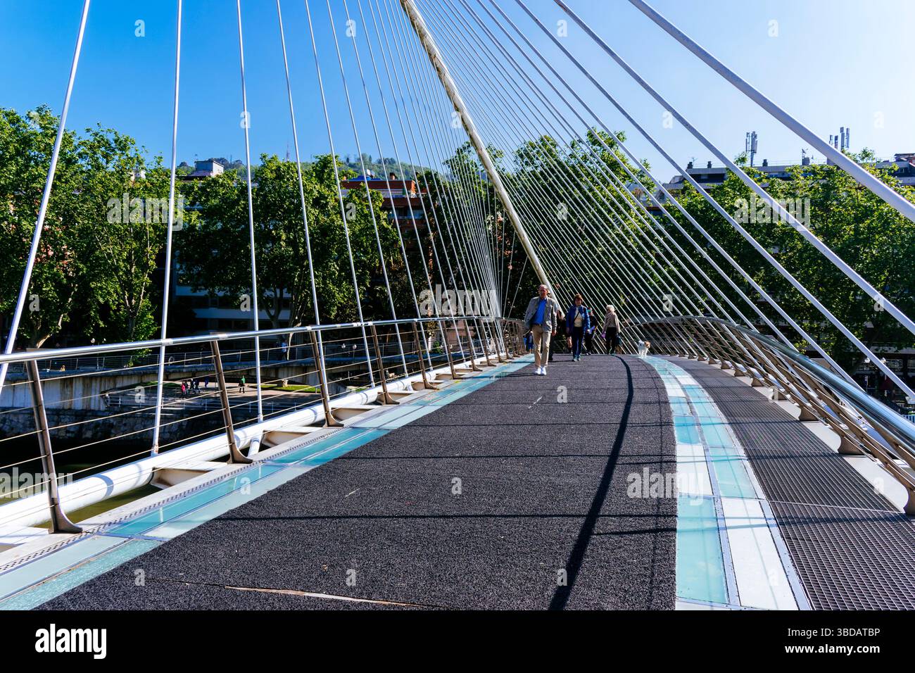 Lo Zubizuri, chiamato anche Ponte campo Volantin o Puente del campo Volantin, è un ponte pedonale ad arco lungo il fiume Nervion. Progettato da ARCH Foto Stock