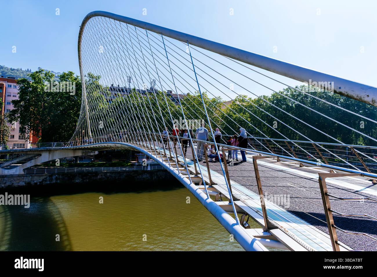 Lo Zubizuri, chiamato anche Ponte campo Volantin o Puente del campo Volantin, è un ponte pedonale ad arco lungo il fiume Nervion. Progettato da ARCH Foto Stock