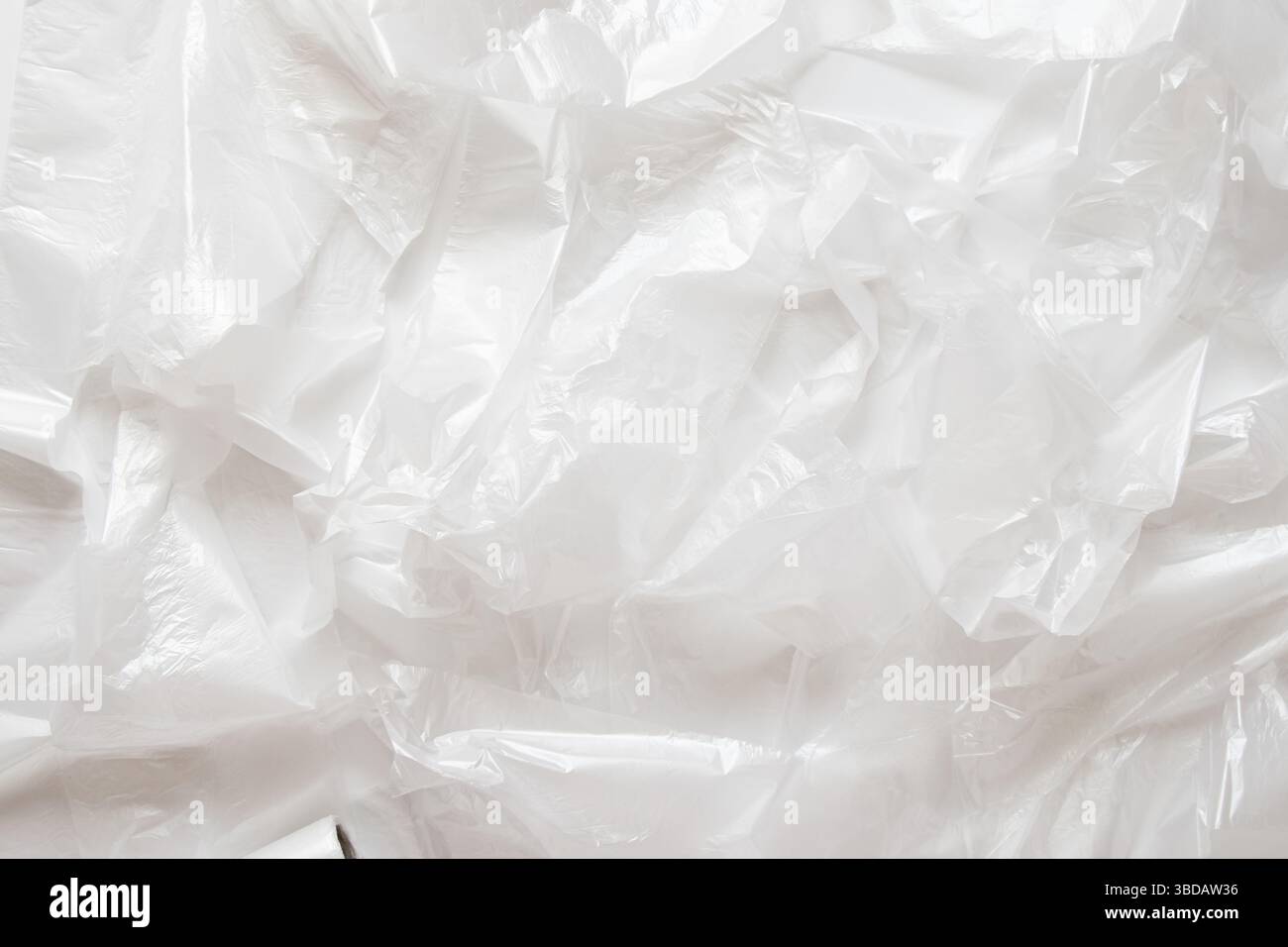 Sfondo di sacchetti di polietilene bianchi sgualciti, struttura in plastica per design, ecologia e temi di imballaggio Foto Stock