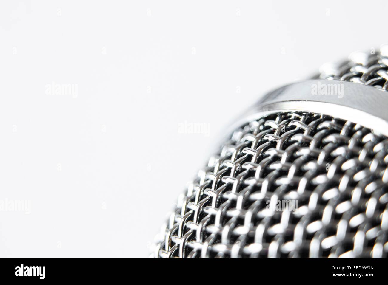 Primo piano del microfono su sfondo bianco con spazio vuoto per testo, composizione per banner, pubblicità o design Foto Stock