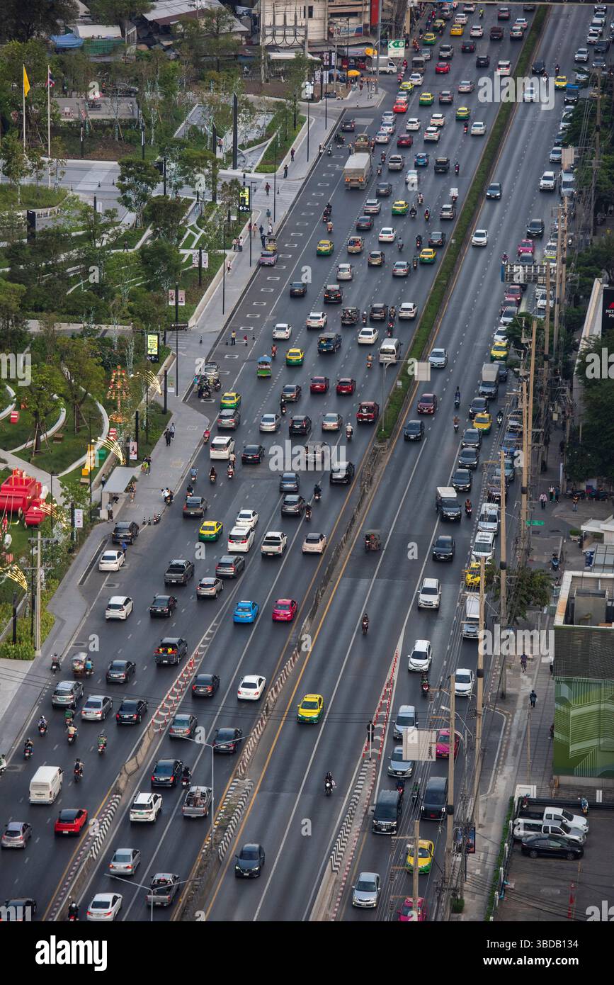 Traffico sull'autostrada Rama 9 al Parco Lumphini nella città di Bangkok in Thailandia. Thailand, Bangkok, 10 dicembre 2024. Foto Stock