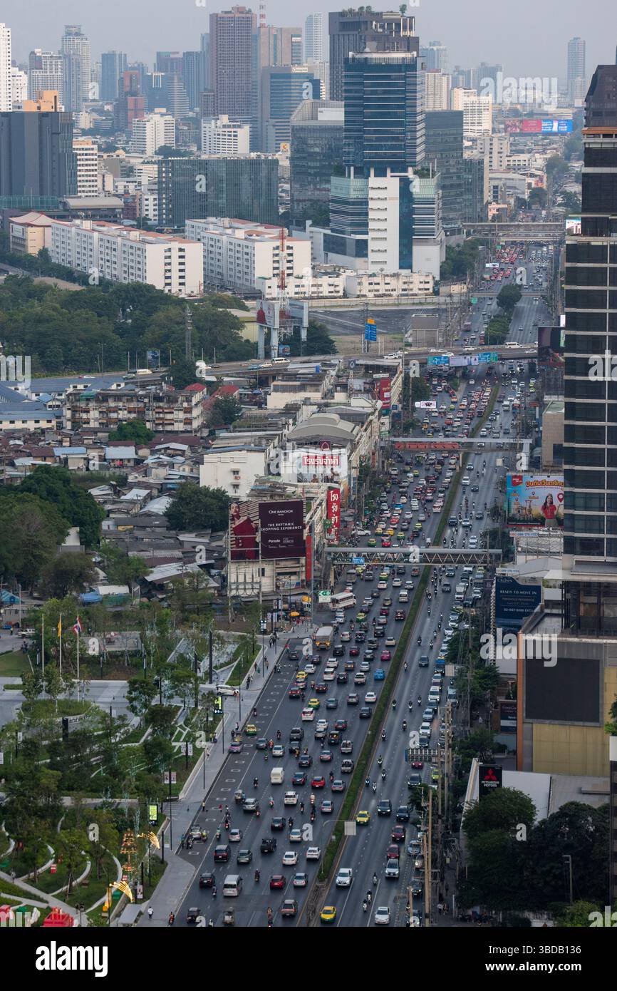 Traffico sull'autostrada Rama 9 al Parco Lumphini nella città di Bangkok in Thailandia. Thailand, Bangkok, 10 dicembre 2024. Foto Stock