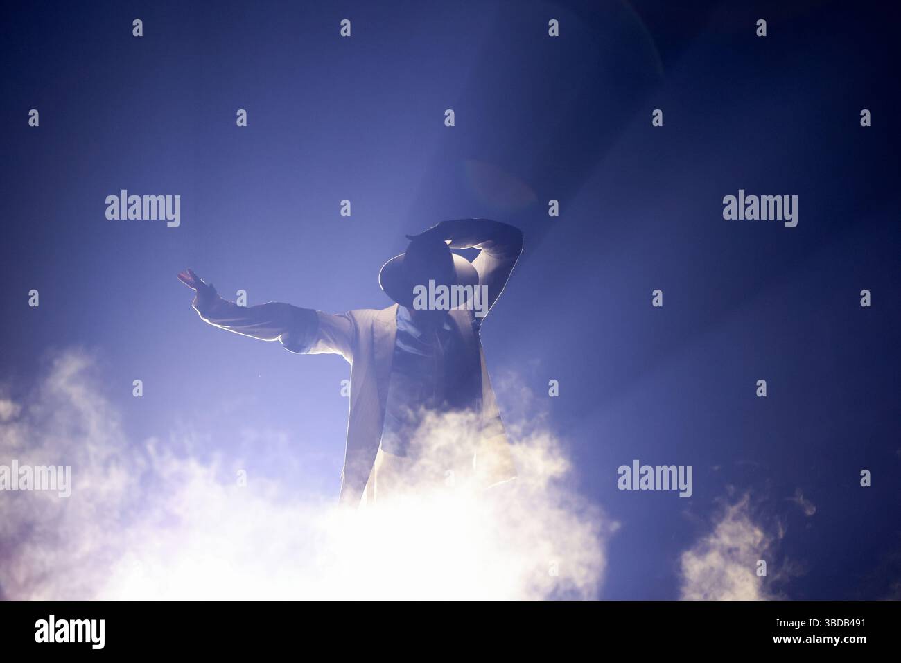Colonia, Germania. 23 maggio 2025. Vadim Garbuzov, ballerino professionista, balla nella finale dello spettacolo di danza RTL 'Let's Dance' Coloneum nel ruolo di Michael Jackson. Crediti: Rolf Vennenbernd/dpa/Alamy Live News Foto Stock