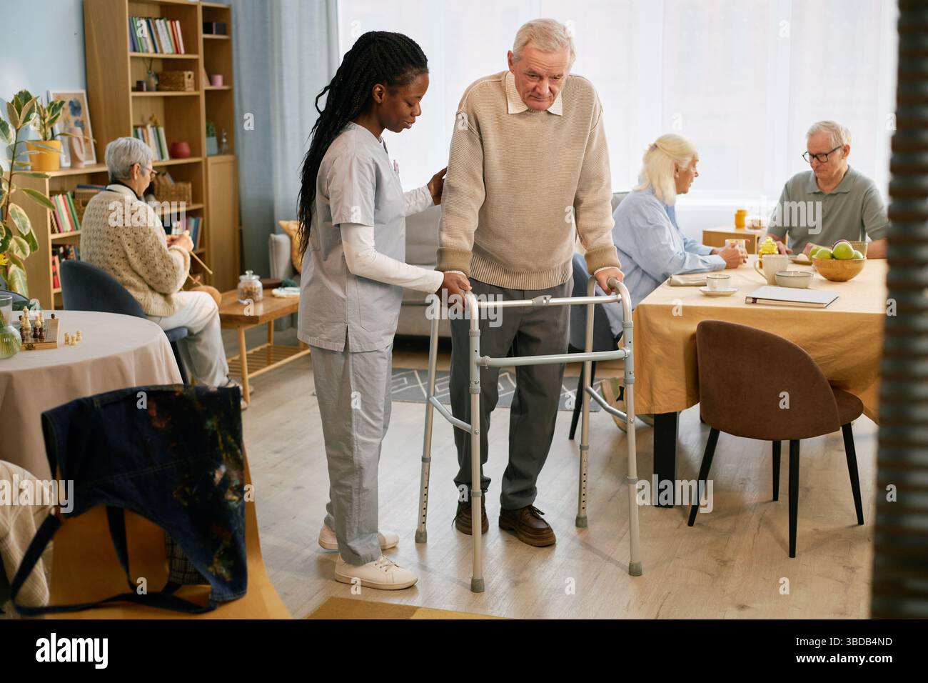Assistenza agli anziani tramite Walker nel Senior Care Center Foto Stock