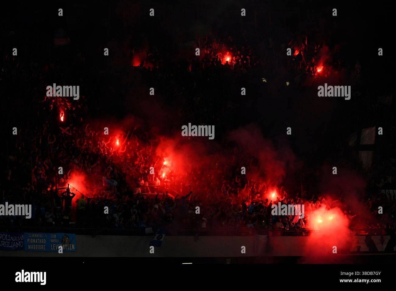 Napoli, Italia. 23 maggio 2025. I tifosi del Napoli festeggiano dopo che Scott McTominay (non nella foto) ha segnato il gol del 1-0 durante la partita di serie A tra il Napoli e il Cagliari calcio allo stadio Diego Armando Maradona di Napoli (Italia), 23 maggio 2025. Crediti: Insidefoto/Alamy Live News Foto Stock