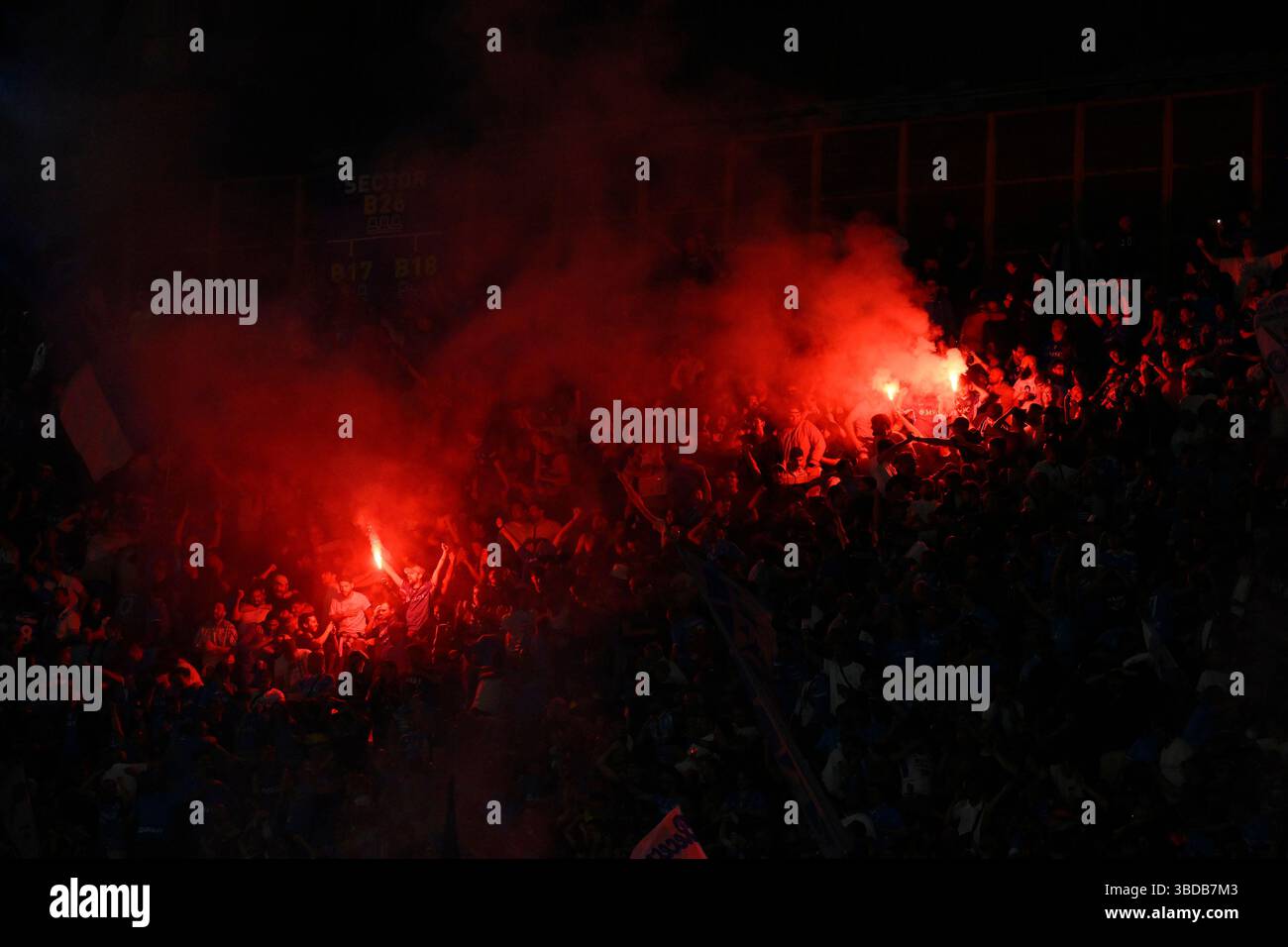 Napoli, Italia. 23 maggio 2025. I tifosi del Napoli festeggiano dopo che Scott McTominay (non nella foto) ha segnato il gol del 1-0 durante la partita di serie A tra il Napoli e il Cagliari calcio allo stadio Diego Armando Maradona di Napoli (Italia), 23 maggio 2025. Crediti: Insidefoto/Alamy Live News Foto Stock