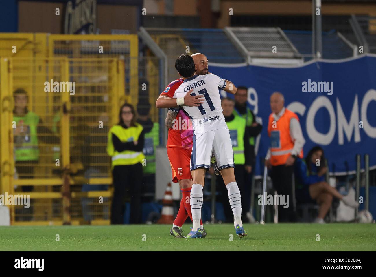 Como, Italia. 23 maggio 2025. Joaquin Correa del FC Internazionale abbraccia l'ex compagno di squadra delle SS Lazio Pepe Reina di Como 1907, lasciando il campo di gioco dopo essere stato mostrato un cartellino rosso dall'arbitro Davide massa, nella sua ultima partita dopo un controllo VAR durante la partita Como 1907 vs Internazionale di serie A allo Stadio Giuseppe Sinigaglia, Como. Il credito per immagini dovrebbe essere: Jonathan Moscrop/Sportimage Credit: Sportimage Ltd/Alamy Live News Foto Stock