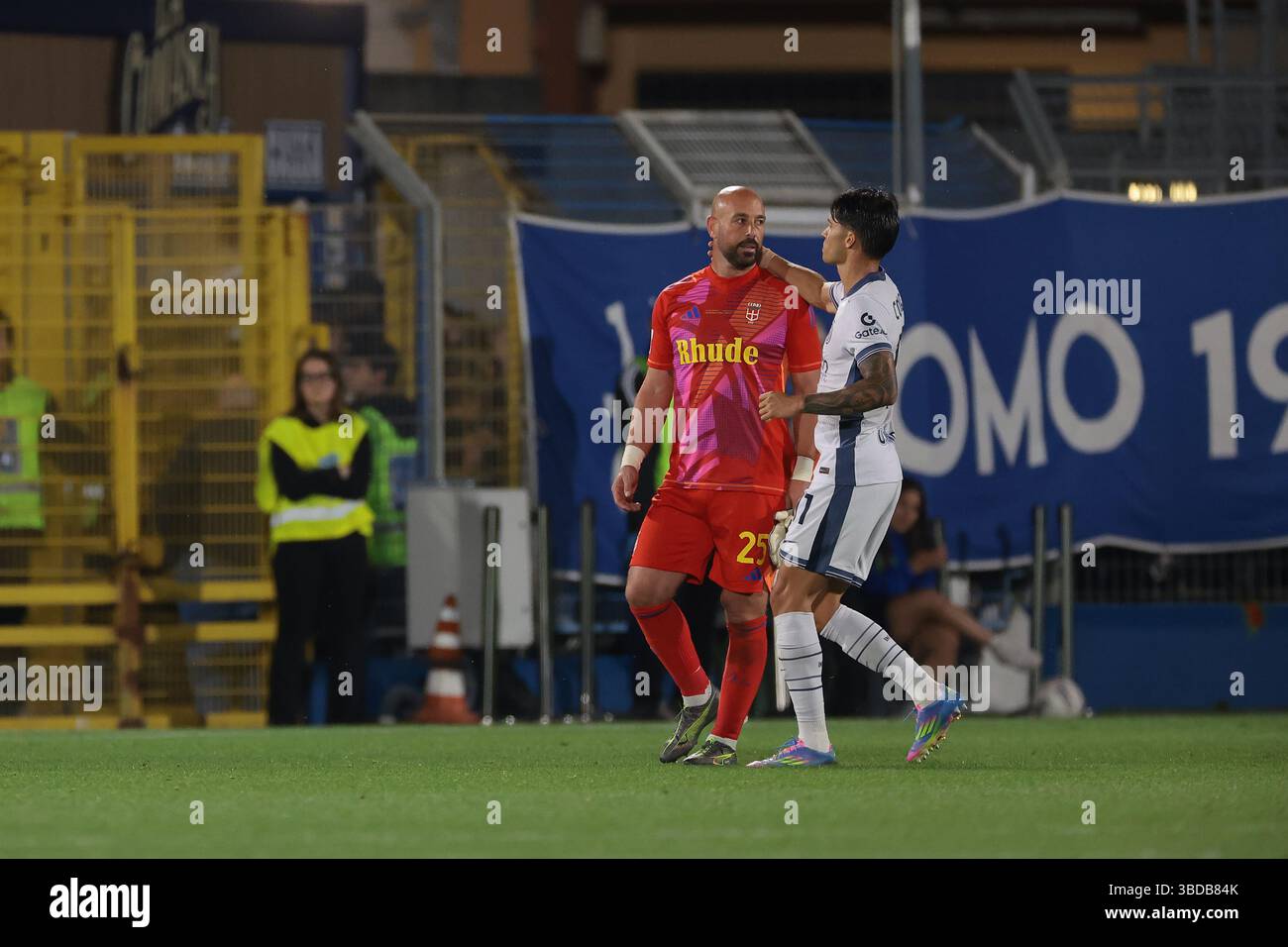 Como, Italia. 23 maggio 2025. Joaquin Correa del FC Internazionale abbraccia l'ex compagno di squadra delle SS Lazio Pepe Reina di Como 1907, lasciando il campo di gioco dopo essere stato mostrato un cartellino rosso dall'arbitro Davide massa, nella sua ultima partita dopo un controllo VAR durante la partita Como 1907 vs Internazionale di serie A allo Stadio Giuseppe Sinigaglia, Como. Il credito per immagini dovrebbe essere: Jonathan Moscrop/Sportimage Credit: Sportimage Ltd/Alamy Live News Foto Stock