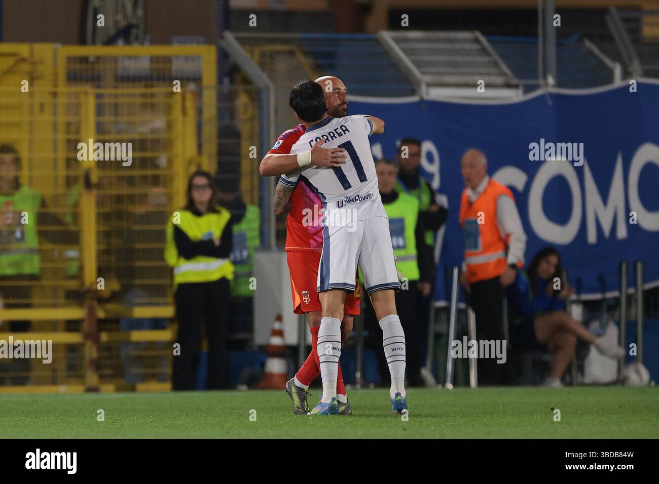 Como, Italia. 23 maggio 2025. Joaquin Correa del FC Internazionale abbraccia l'ex compagno di squadra delle SS Lazio Pepe Reina di Como 1907, lasciando il campo di gioco dopo essere stato mostrato un cartellino rosso dall'arbitro Davide massa, nella sua ultima partita dopo un controllo VAR durante la partita Como 1907 vs Internazionale di serie A allo Stadio Giuseppe Sinigaglia, Como. Il credito per immagini dovrebbe essere: Jonathan Moscrop/Sportimage Credit: Sportimage Ltd/Alamy Live News Foto Stock