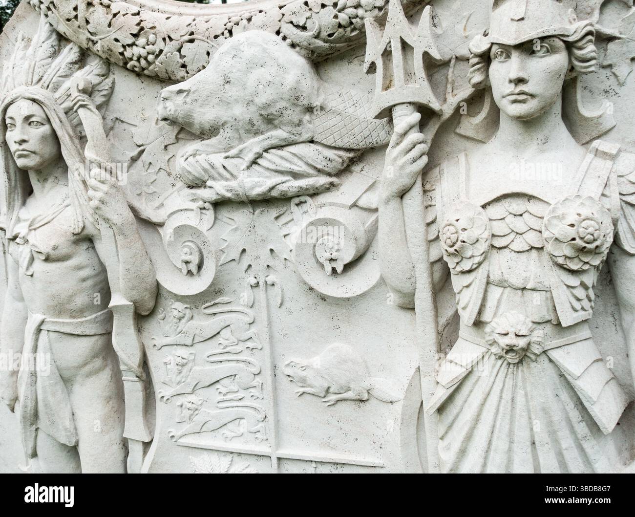 Una scultura dello stemma di Toronto raffigurante un nativo canadese e una figura di Britanica situata nel giardino di sculture Guild a Toronto, Ontario Foto Stock