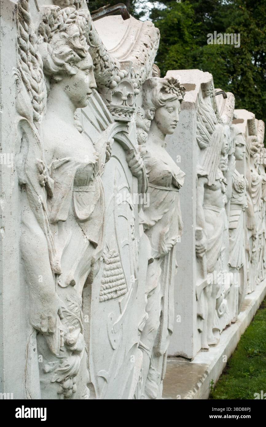 Una scultura dello stemma di Toronto raffigurante un nativo canadese e una figura di Britanica situata nel giardino di sculture della Gilda a Toronto Ontari Foto Stock