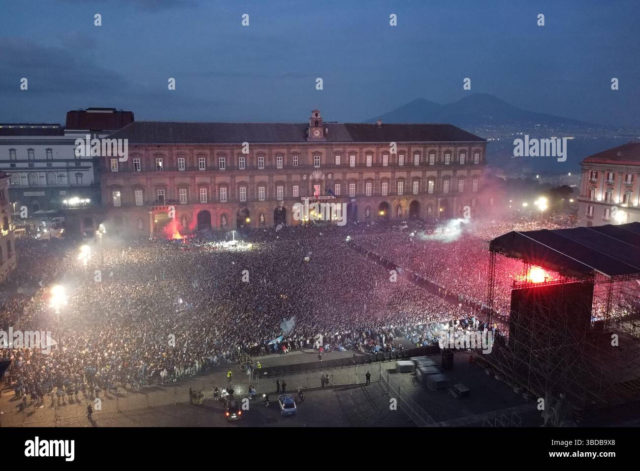 Napoli, Italia. 23 maggio 2025. Tifosi del Napoli in Piazza del Plebiscito in attesa della fine della partita, per la vittoria del quarto scudetto, Napoli e Cagliari allo Stadio Diego Armando Maradona di Napoli, italia meridionale - venerdì 23 maggio 2025. Sport - calcio . (Foto di Alessandro Garofalo/LaPresse) credito: LaPresse/Alamy Live News Foto Stock