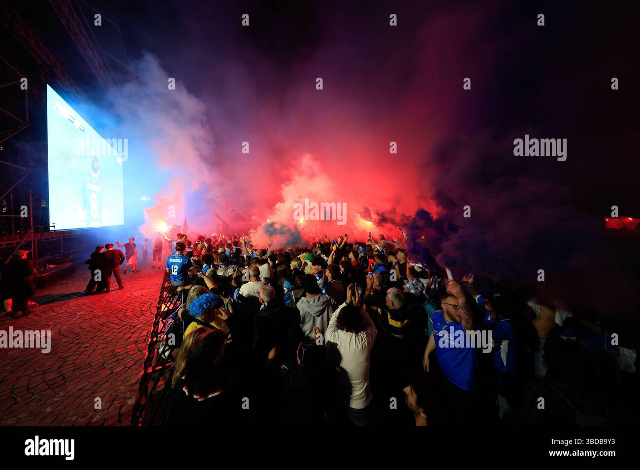 Napoli, Italia. 23 maggio 2025. Tifosi del Napoli in Piazza del Plebiscito in attesa della fine della partita, per la vittoria del quarto scudetto, Napoli e Cagliari allo Stadio Diego Armando Maradona di Napoli, italia meridionale - venerdì 23 maggio 2025. Sport - calcio . (Foto di Alessandro Garofalo/LaPresse) credito: LaPresse/Alamy Live News Foto Stock