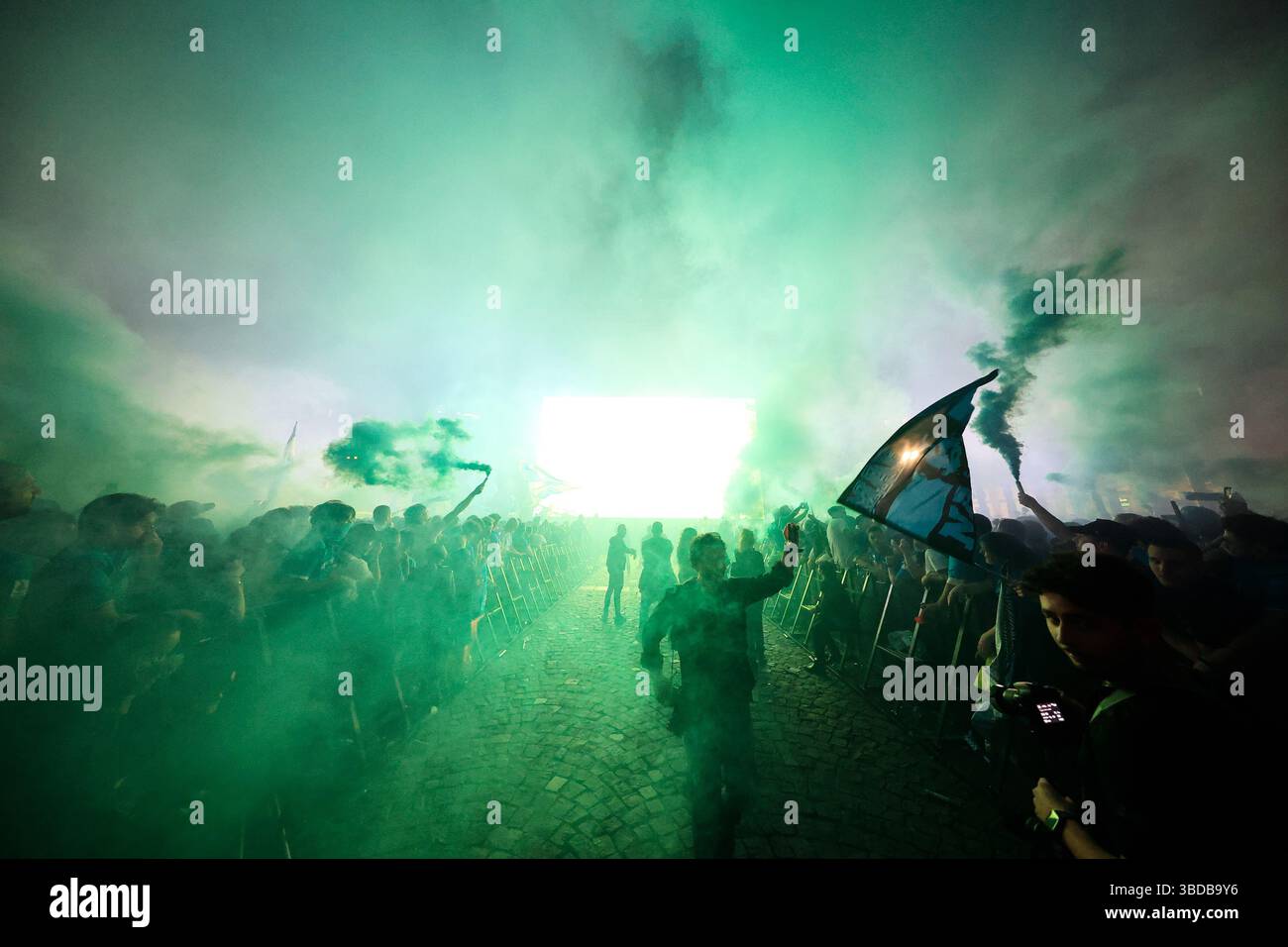 Napoli, Italia. 23 maggio 2025. Tifosi del Napoli in Piazza del Plebiscito in attesa della fine della partita, per la vittoria del quarto scudetto, Napoli e Cagliari allo Stadio Diego Armando Maradona di Napoli, italia meridionale - venerdì 23 maggio 2025. Sport - calcio . (Foto di Alessandro Garofalo/LaPresse) credito: LaPresse/Alamy Live News Foto Stock