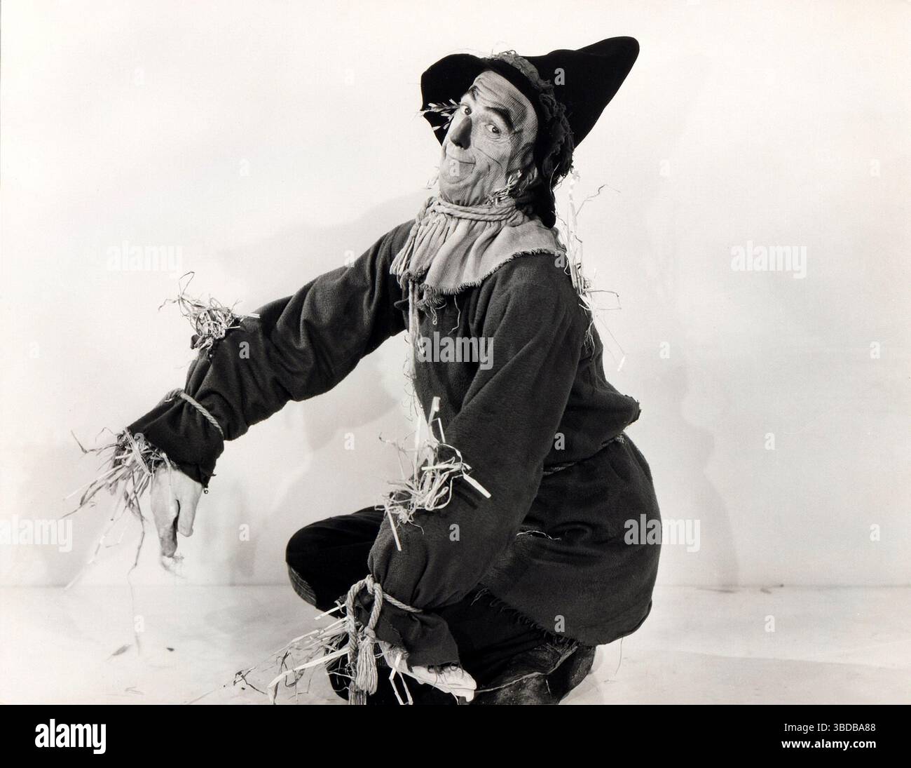 1939 , USA : Pubblicity STILL with RAY BOLGER ( 1904 - 1987 ), lo Spaventapasseri nel Mago di Oz ( il mago di Oz ) di Victor Fleming . Fotografo sconosciuto . . - USA - FILM - CINEMA - CINEMA - FILM - SPAVENTAPASSERI - STORIA - FOTO STORICHE --- ARCHIVIO GBB Foto Stock