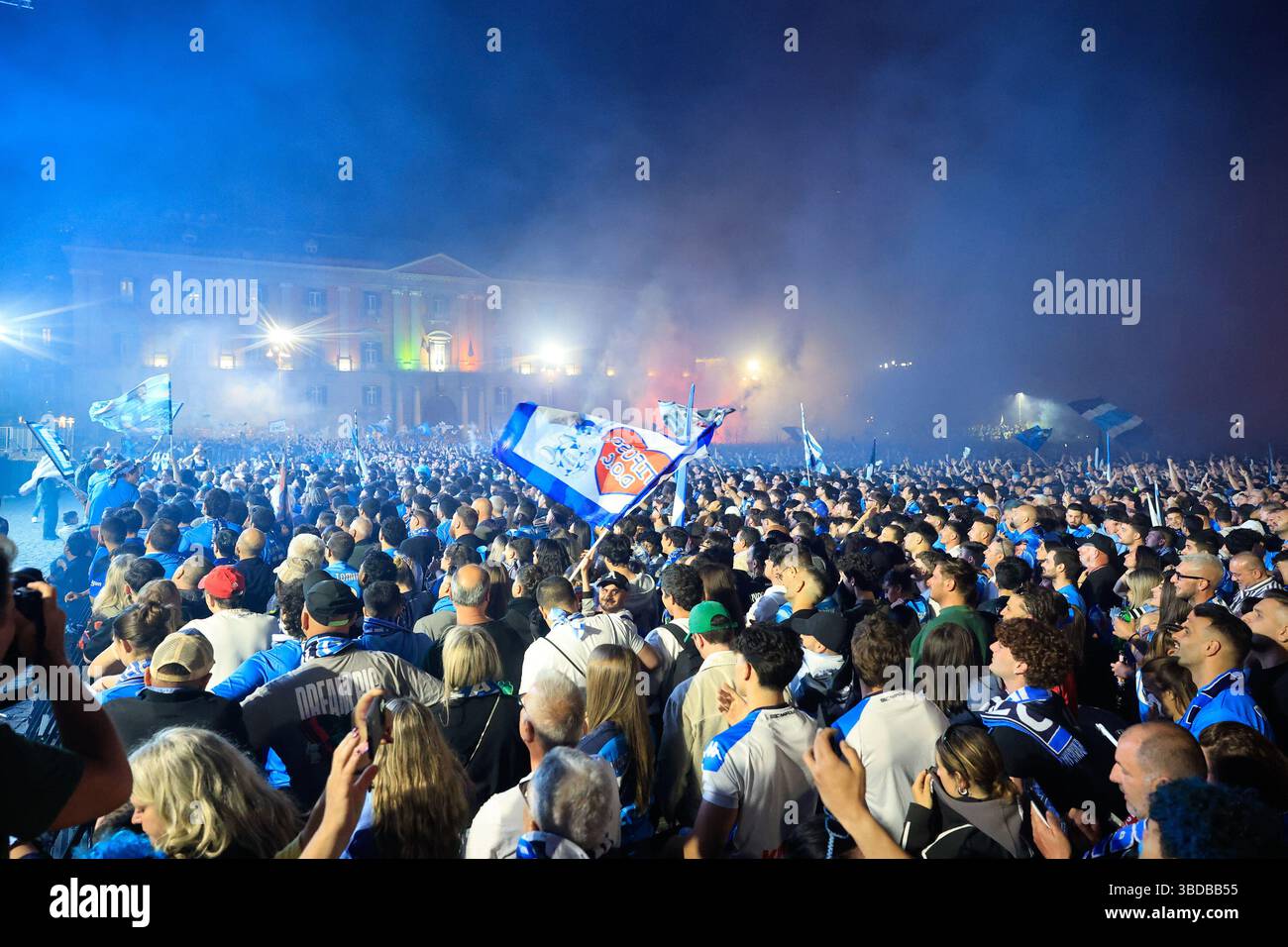 Napoli, Italia. 23 maggio 2025. Tifosi del Napoli in Piazza del Plebiscito in attesa della fine della partita, per la vittoria del quarto scudetto, Napoli e Cagliari allo Stadio Diego Armando Maradona di Napoli, italia meridionale - venerdì 23 maggio 2025. Sport - calcio . (Foto di Alessandro Garofalo/LaPresse) credito: LaPresse/Alamy Live News Foto Stock