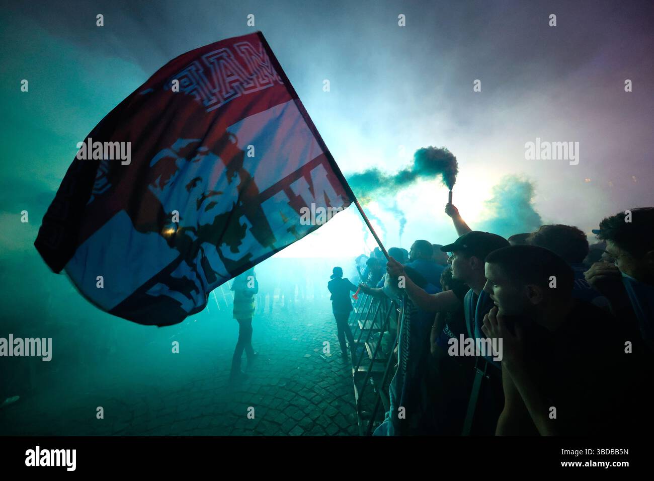 Napoli, Italia. 23 maggio 2025. Tifosi del Napoli in Piazza del Plebiscito in attesa della fine della partita, per la vittoria del quarto scudetto, Napoli e Cagliari allo Stadio Diego Armando Maradona di Napoli, italia meridionale - venerdì 23 maggio 2025. Sport - calcio . (Foto di Alessandro Garofalo/LaPresse) credito: LaPresse/Alamy Live News Foto Stock