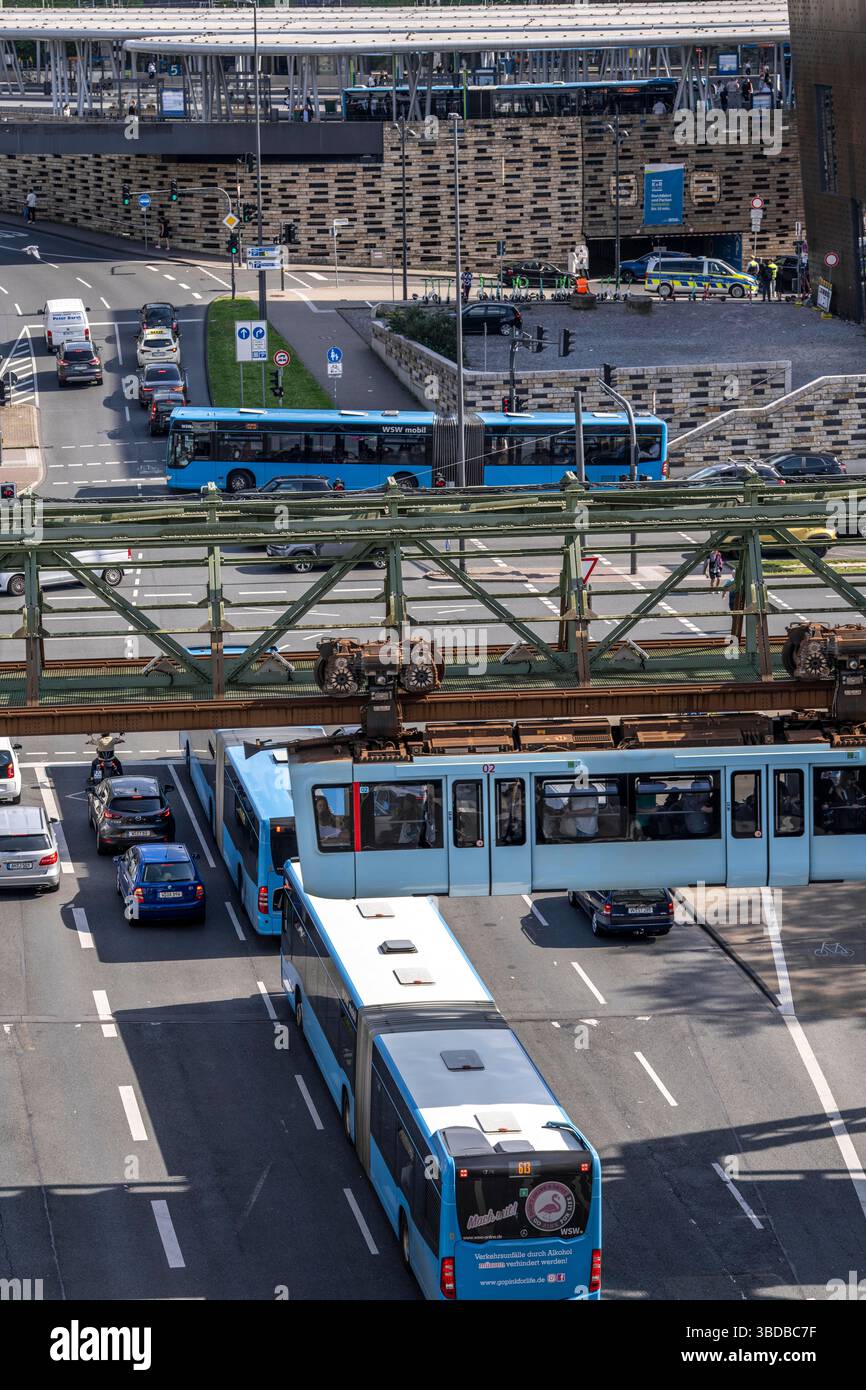 Wuppertal treno ferroviario sospeso, autobus locali gestiti da Wuppertaler Stadtwerke (WSW) all'incrocio tra Bundesallee e B7, con accesso a Döp Foto Stock