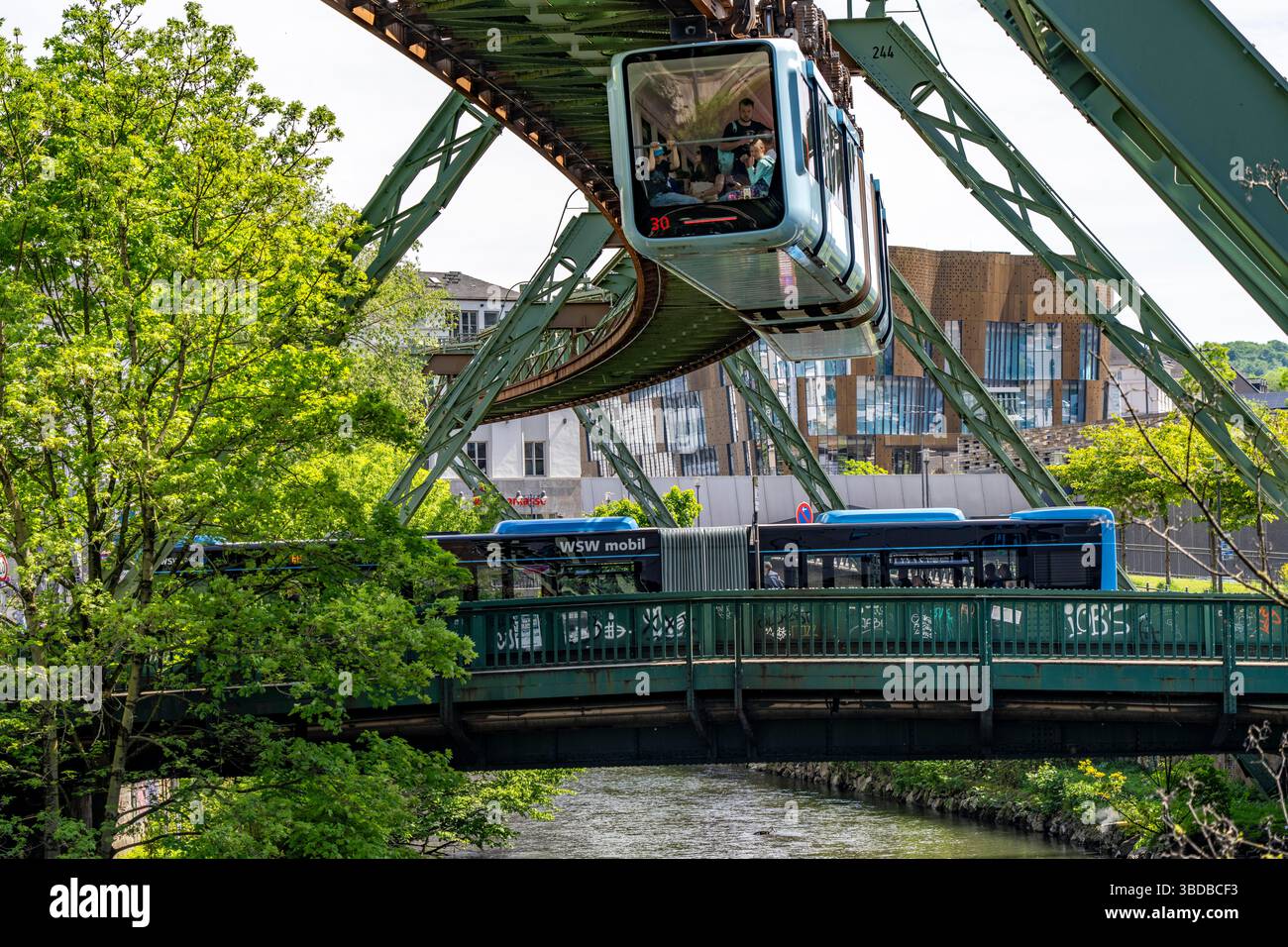 La Wuppertal Suspension Railway, un treno dell'ultima generazione 15, galleggia sopra il fiume Wupper, Renania settentrionale-Vestfalia, Germania Foto Stock