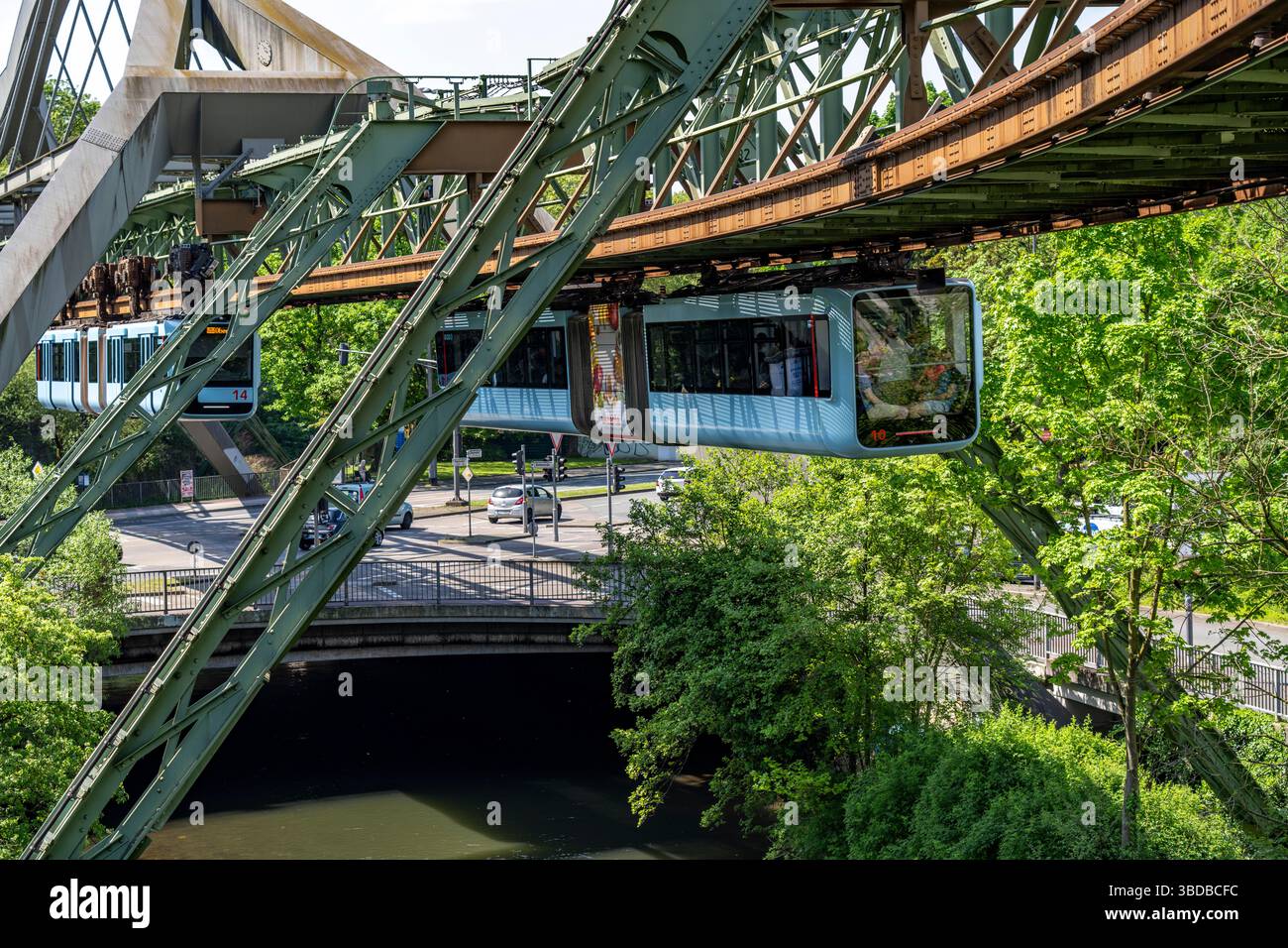 La Wuppertal Suspension Railway, un treno dell'ultima generazione 15, galleggia sopra il fiume Wupper, Renania settentrionale-Vestfalia, Germania Foto Stock