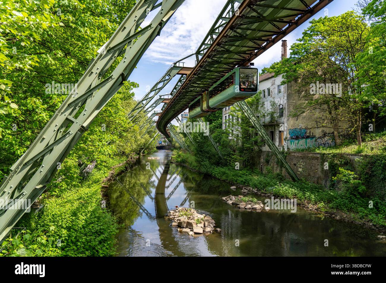 La Wuppertal Suspension Railway, un treno dell'ultima generazione 15, galleggia sopra il fiume Wupper, Renania settentrionale-Vestfalia, Germania Foto Stock