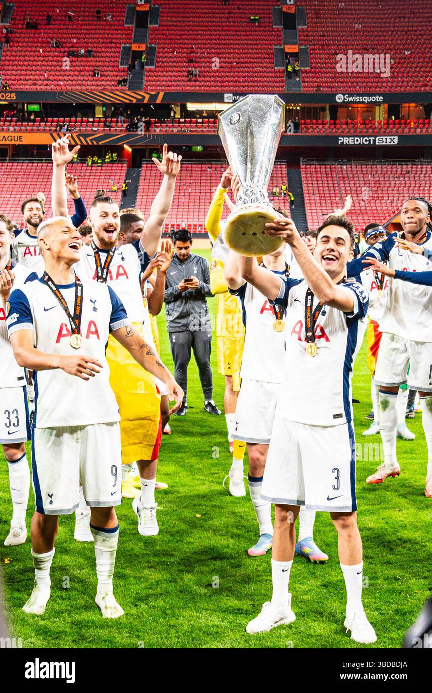 Bilbau, Bilbau, Spagna. 21 maggio 2025. Sergio ReguilÃ³n della squadra Tottenham festeggia la vittoria della finale di Europa League, tra Tottenham e Manchester United, al San Mames Stadium, 21 maggio 2025 crediti: Nuno Reisinho/ZUMA Press Wire/ZUMA Wire/Alamy Live News Foto Stock