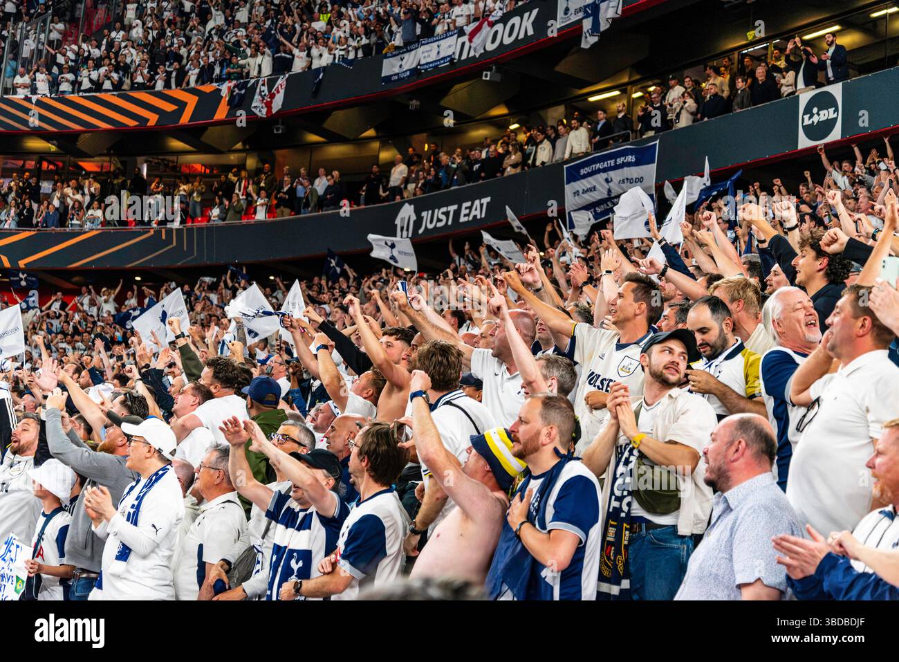 Bilbau, Bilbau, Spagna. 21 maggio 2025. I tifosi del Tottenham festeggiano la vittoria della finale di Europa League tra Tottenham e Manchester United al San Mames Stadium, 21 maggio 2025 crediti: Nuno Reisinho/ZUMA Press Wire/ZUMA Wire/Alamy Live News Foto Stock