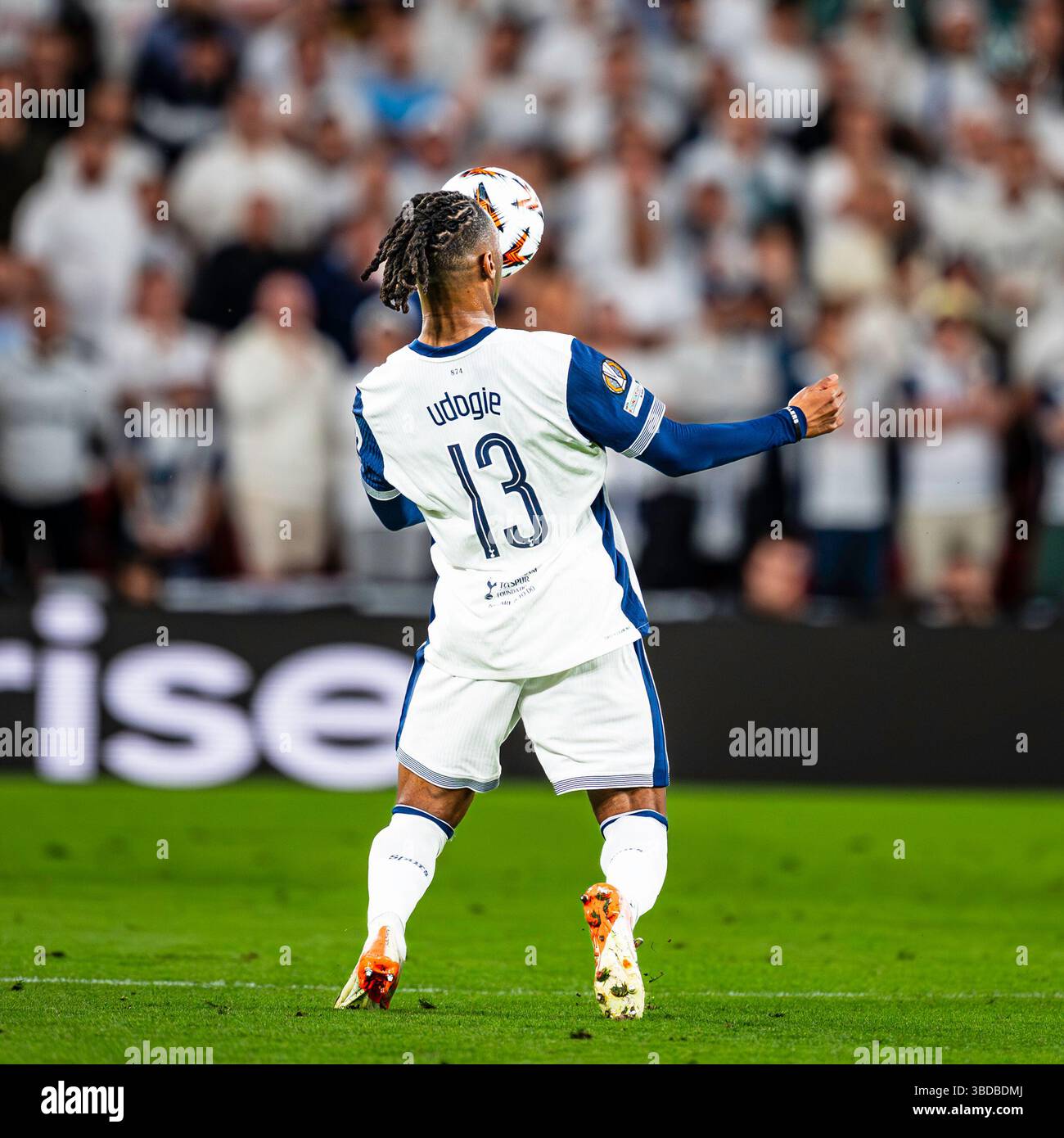 Bilbau, Bilbau, Spagna. 21 maggio 2025. Destiny Udogie della squadra Tottenham in controllo del pallone, durante la finale di Europa League tra Tottenham e Manchester United al San Mames Stadium, 21 maggio 2025 crediti: Nuno Reisinho/ZUMA Press Wire/ZUMA Wire/Alamy Live News Foto Stock