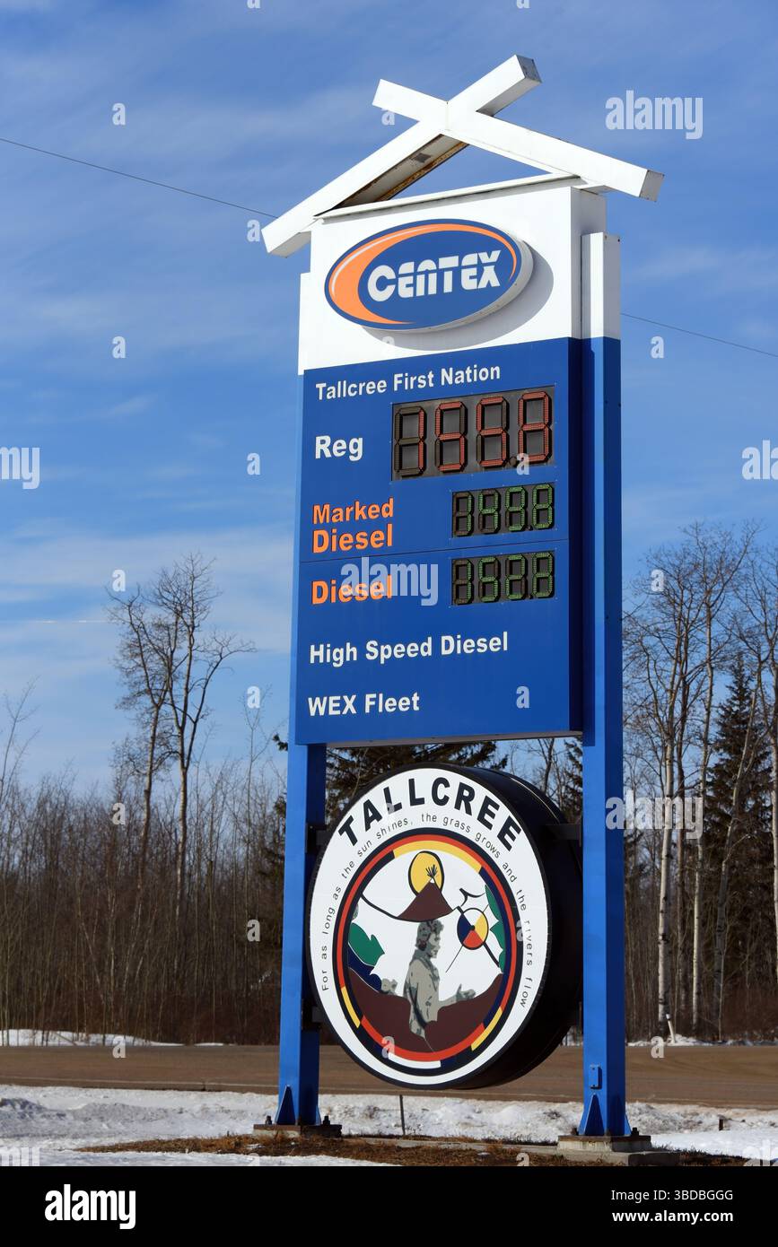 TallCree First Nation, Canada - 2 aprile 2025: Cartello per Centex Petroleum è un rivenditore di carburante del Canada occidentale con oltre 200 sedi. Ha un signifi Foto Stock