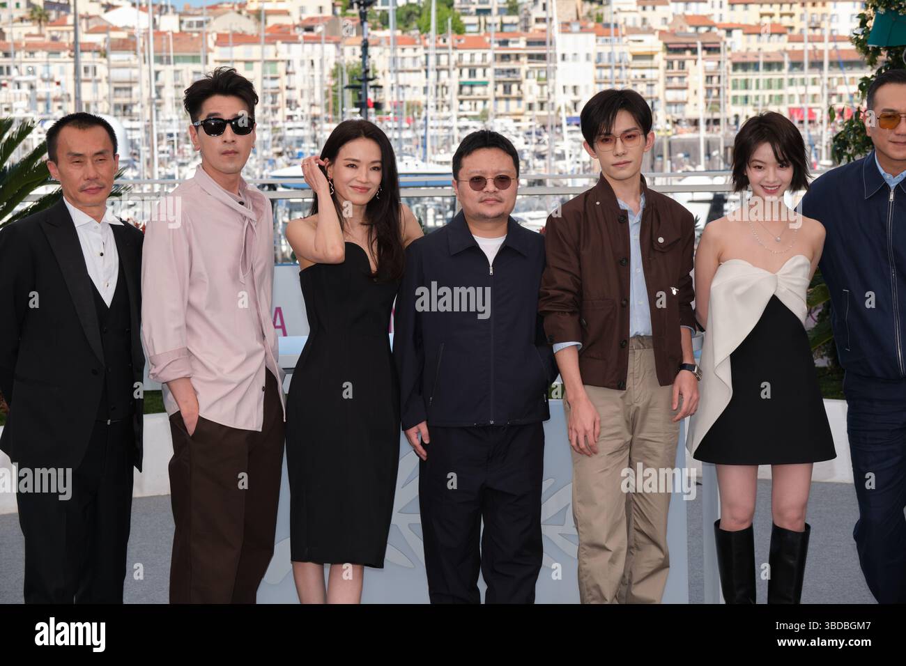Il regista Bi Gan e i membri del cast partecipano al photocall per "KUANG YE SHI DAI" (Resurrezione) durante il 78° Festival di Cannes il 22 maggio 2025. Foto Stock