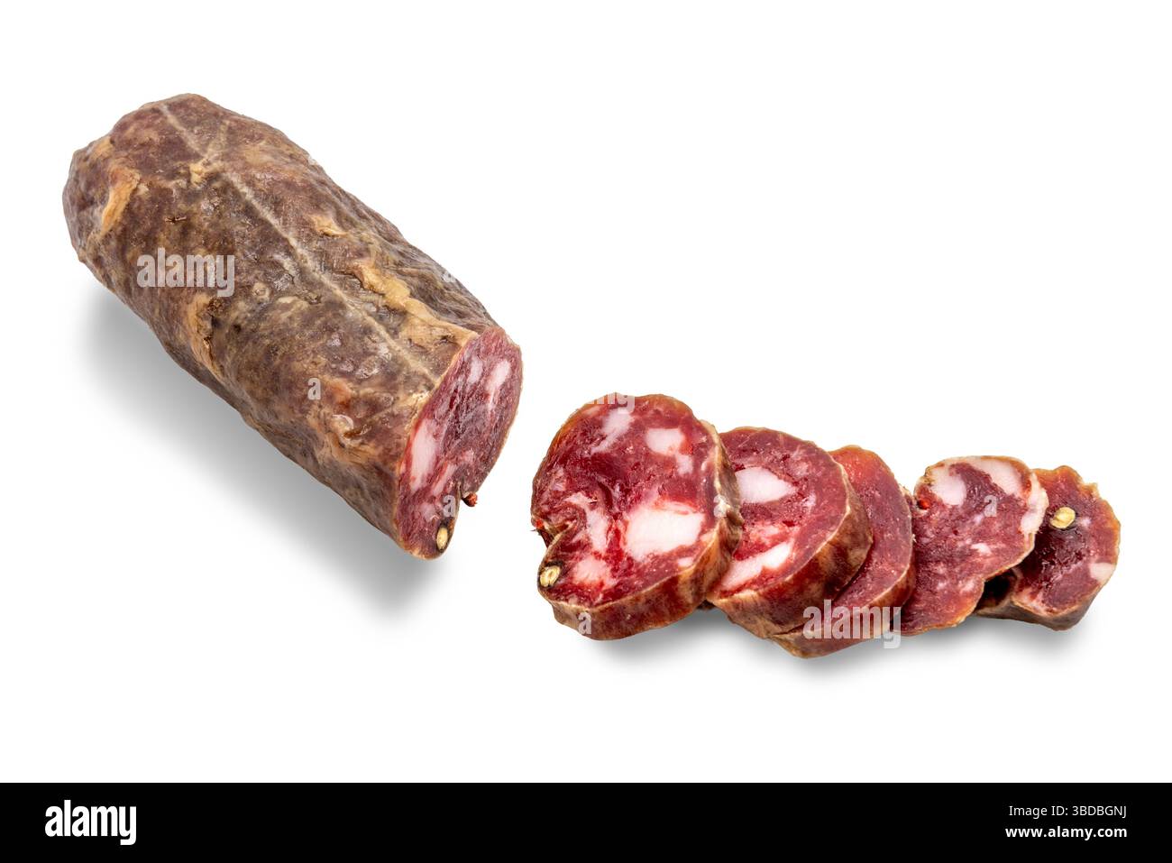 Salame di salsiccia di maiale essiccato isolato su bianco con percorso di ritaglio incluso Foto Stock