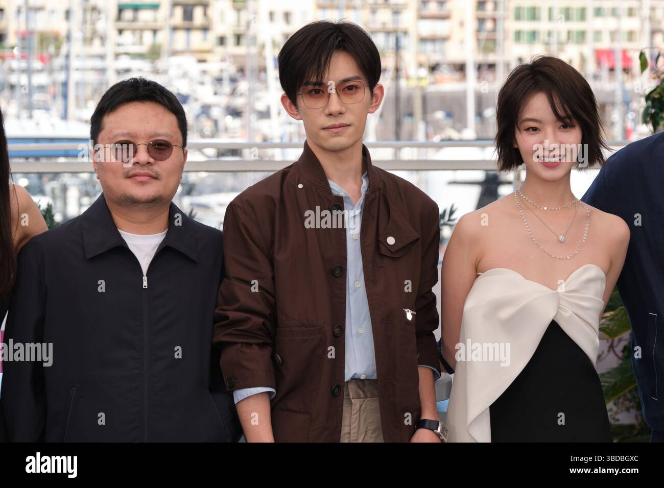 Il regista Bi Gan e i membri del cast partecipano al photocall per "KUANG YE SHI DAI" (Resurrezione) durante il 78° Festival di Cannes il 22 maggio 2025. Foto Stock