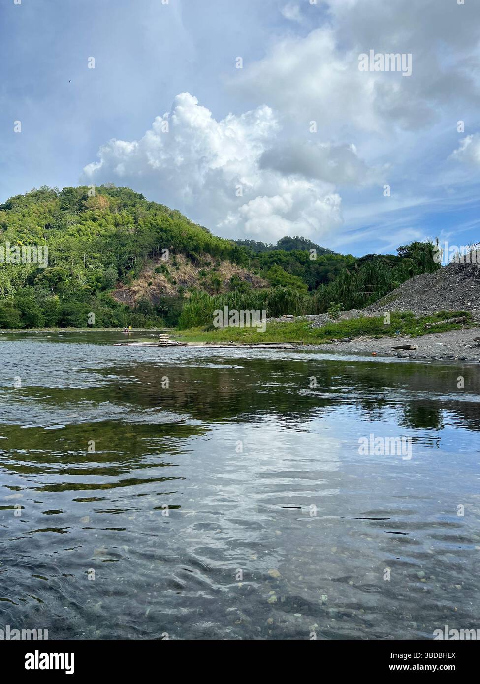 Fiume calmo con montagne verdi sullo sfondo - Immagine stock catturata con smartphone