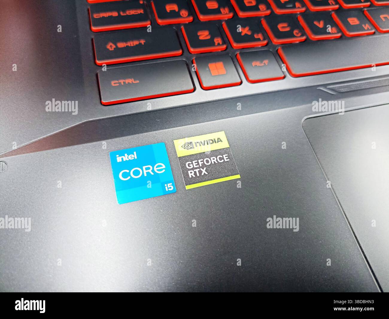 Notebook per videogame con adesivi intel core i5 e nvidia geforce rtx sulla tastiera. Foto Stock